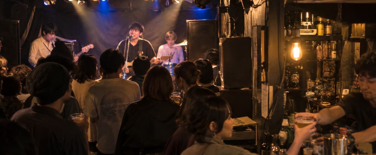 日本のライブハウスにあるワンドリンク制と小規模会場の経済